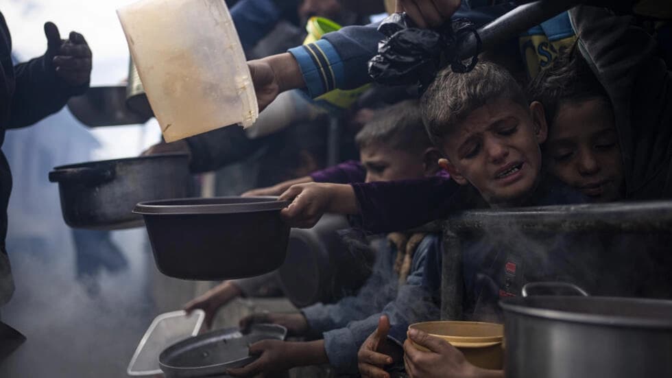 Crise humanitária em Gaza: Hospitais registram mortes de crianças por fome