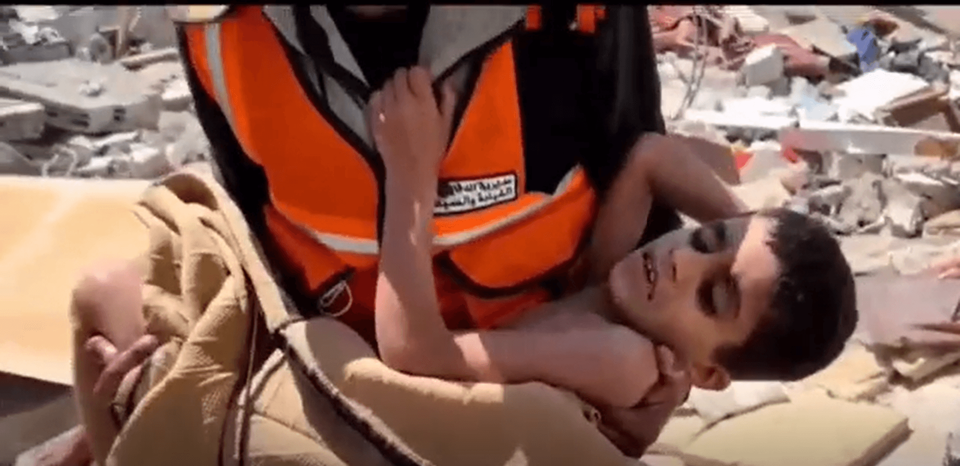 Criança é resgatada com vida após 9 dias debaixo de escombros, em Gaza