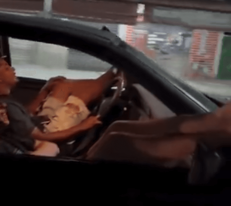 VÍDEO: Ao som de &#8220;Um Maluco no Pedaço&#8221;, jovens andam com pernas para fora do carro no RJ