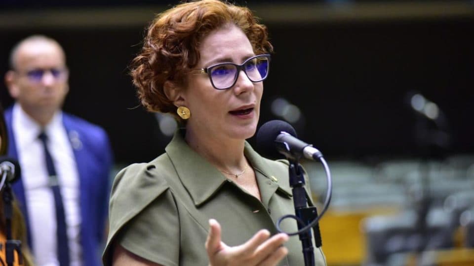 Carla Zambelli avalia disputar eleições na Itália após condenação no Brasil, diz site