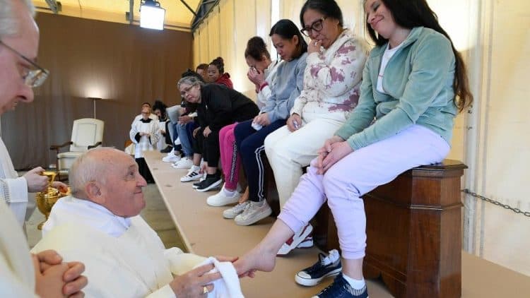 Papa Francisco lava pés de detentas em presídio feminino de Roma