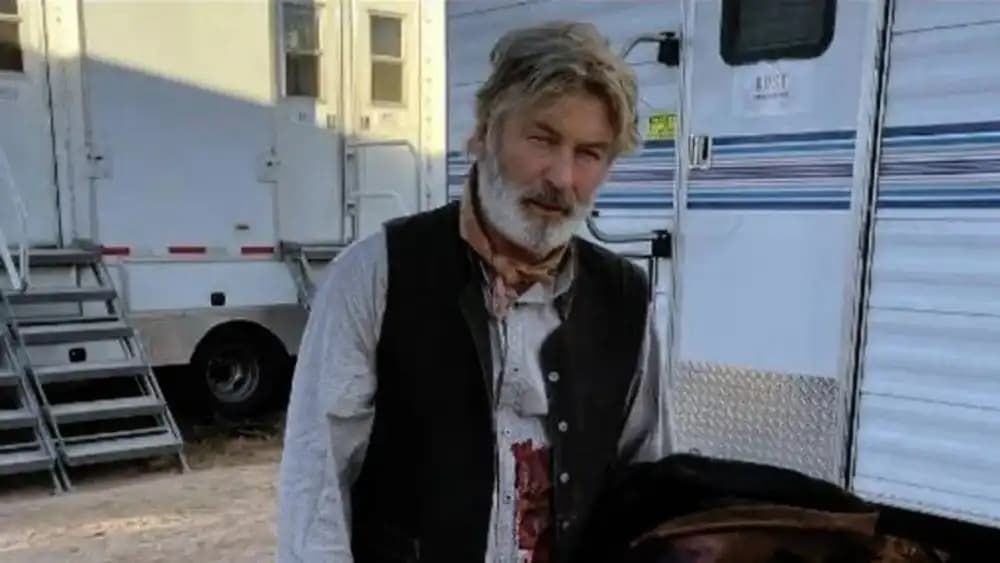 Júri declara armeira do filme “Rust” culpada de homicídio culposo