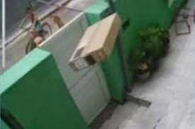 Consumidor que teve a TV foi jogada por cima de muro recebe aparelho novo