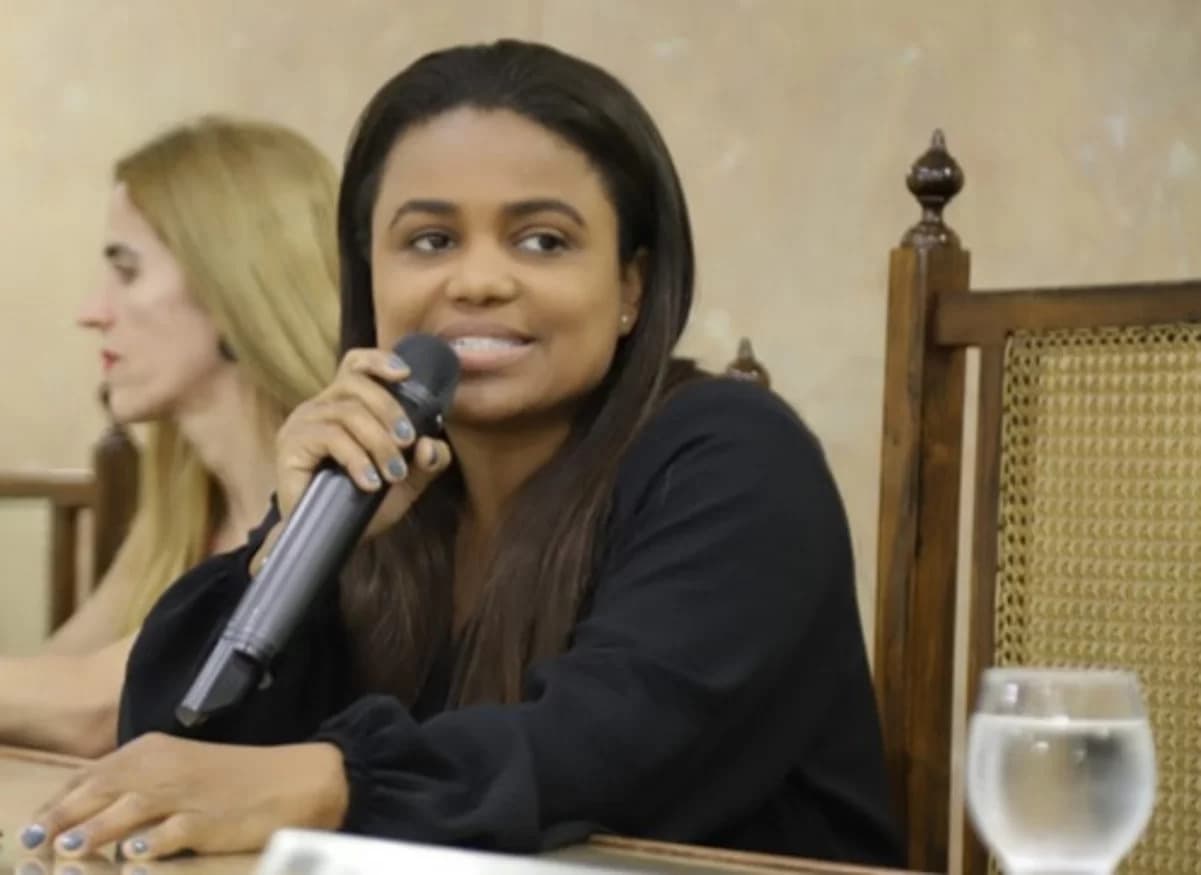 Vereadora, filha de Fernandinho Beira-Mar, propõe homenagem a PM