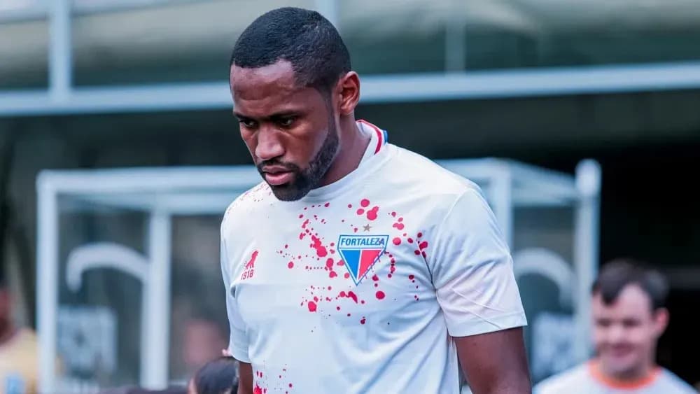 Fortaleza usa camisas com &#8216;marcas de sangue&#8217; para cobrar justiça após ataque a ônibus