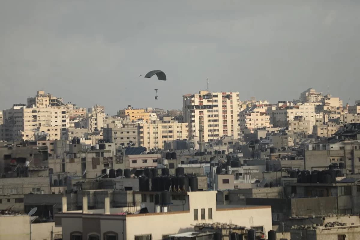 Cinco pessoas morrem e dez ficam feridas após serem atingidas por ajuda aérea, em Gaza