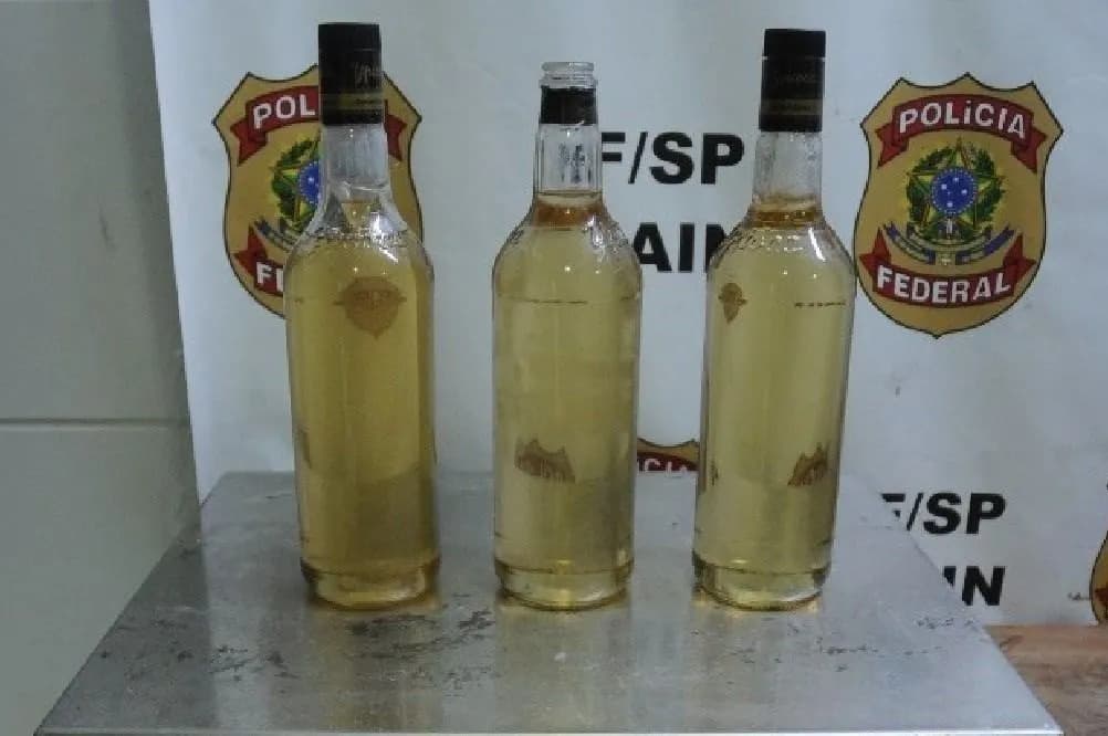 &#8220;Cachaça de cocaína&#8221;: Mulher é presa no aeroporto de Guarulhos com droga líquida