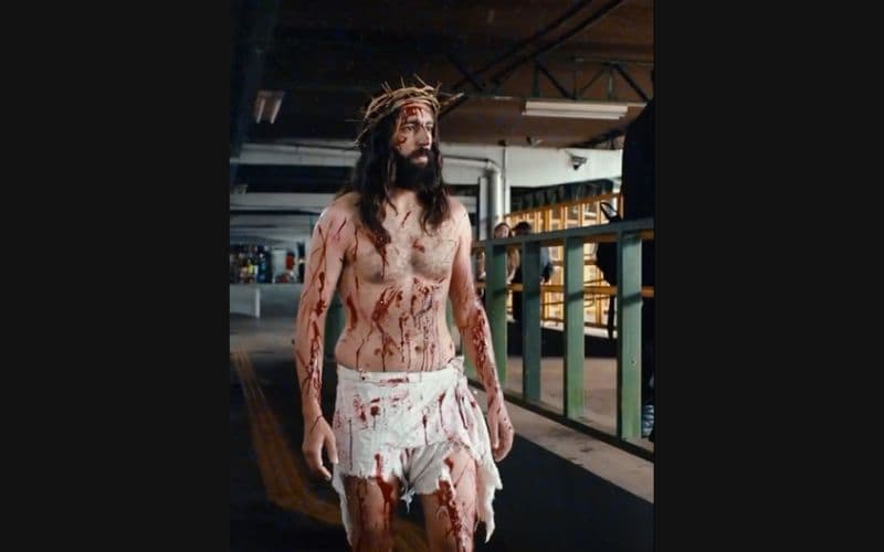 VÍDEO: Ator caracterizado de &#8216;Jesus Cristo&#8217; viraliza e emociona público em terminal de Goiânia
