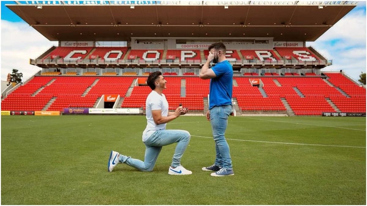 Jogador que se assumiu homossexual pede namorado em casamento no estádio