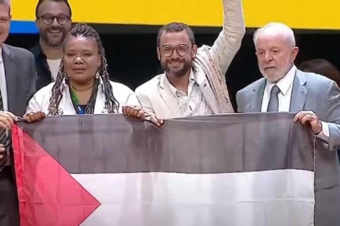 Em abertura de conferência cultural, Lula posa com bandeira da Palestina