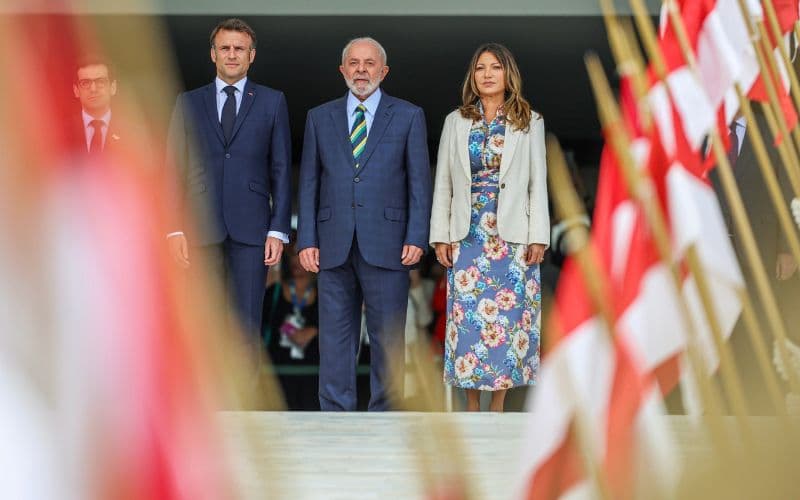 Macron afirma que Lula &#8216;restaurou&#8217; a democracia no Brasil ao citar atos de 8 de janeiro