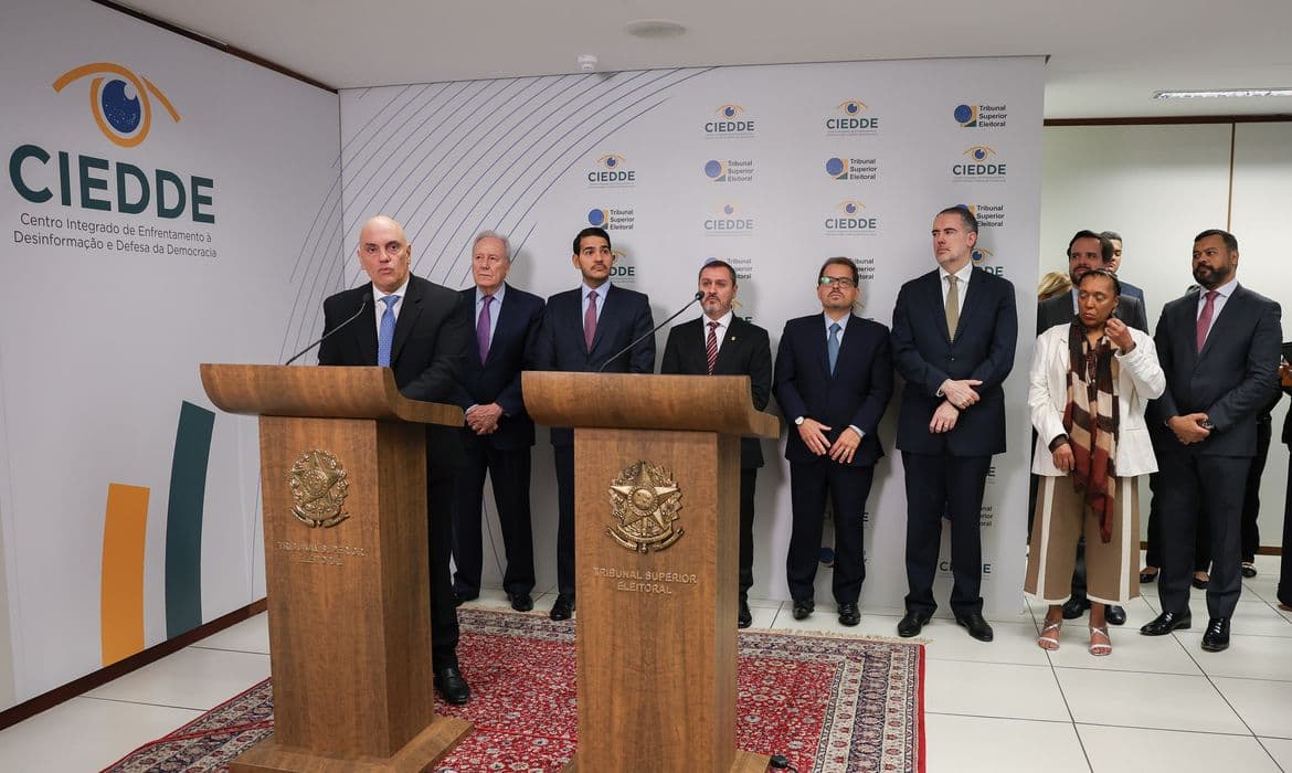 TSE, AGU e PF assinam acordo contra fake news nas eleições: &#8220;Lavagem cerebral do mal&#8221;, diz Moraes