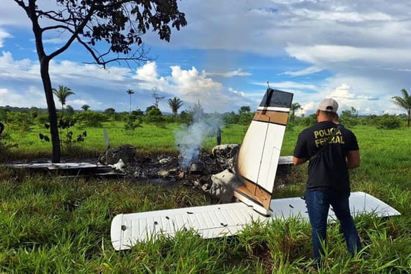 RO: Piloto de voo clandestino faz pouso forçado, incendeia avião e sequestra ambulância antes de ser preso