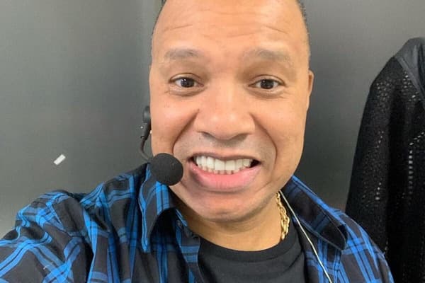 Anderson, vocalista do grupo Molejo, deixa UTI