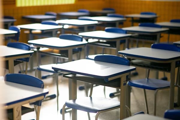 Após aluna citar em redação que “Moraes acabou com leis no país” professora e mãe de aluna discutem