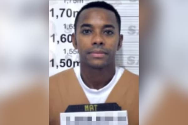 Preso por estupro, Robinho estreia pedaladas em futebol de cadeia, em São Paulo
