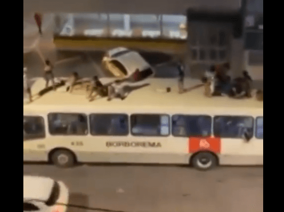 VÍDEO: Em ato de vandalismo, grupo &#8216;surfa&#8217; e apedreja ônibus no Recife