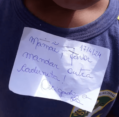No RJ, professora grampeia bilhete em uniforme de aluno de 5 anos