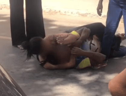 VÍDEO: Cuidadora de idosos imobiliza homem com &#8216;mata-leão&#8217; após ele agredir a própria mãe em MG