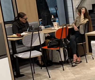 Mãe e filha &#8220;moram&#8221; há três meses em McDonald’s do Rio de Janeiro; entenda