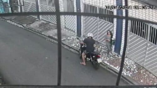 VÍDEO: Assaltante rende idosa que caminhava sozinha em rua deserta de Manaus