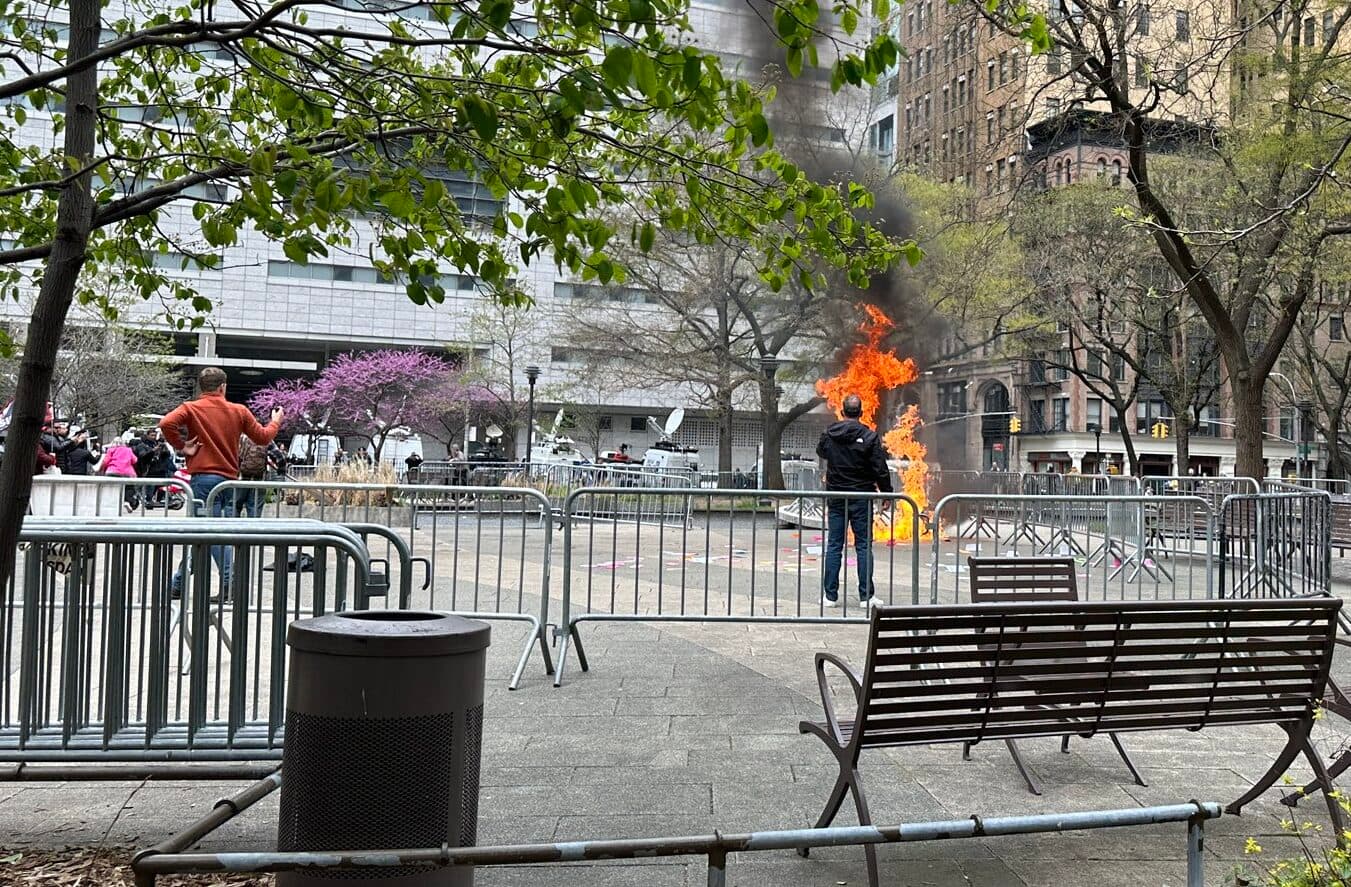 VÍDEO: Em Nova York, homem ateia fogo no próprio corpo do lado de fora de julgamento de Trump