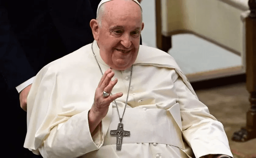 Papa Francisco recebe alta após 37 dias internado por pneumonia bilateral