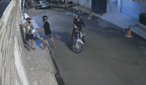 VÍDEO: Dupla em moto &#8216;encurrala&#8217; homem em muro e rouba celular, em Manaus