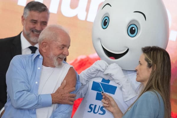 Lula é vacinado contra gripe no Planalto e diz: &#8220;Não vira jacaré&#8221;