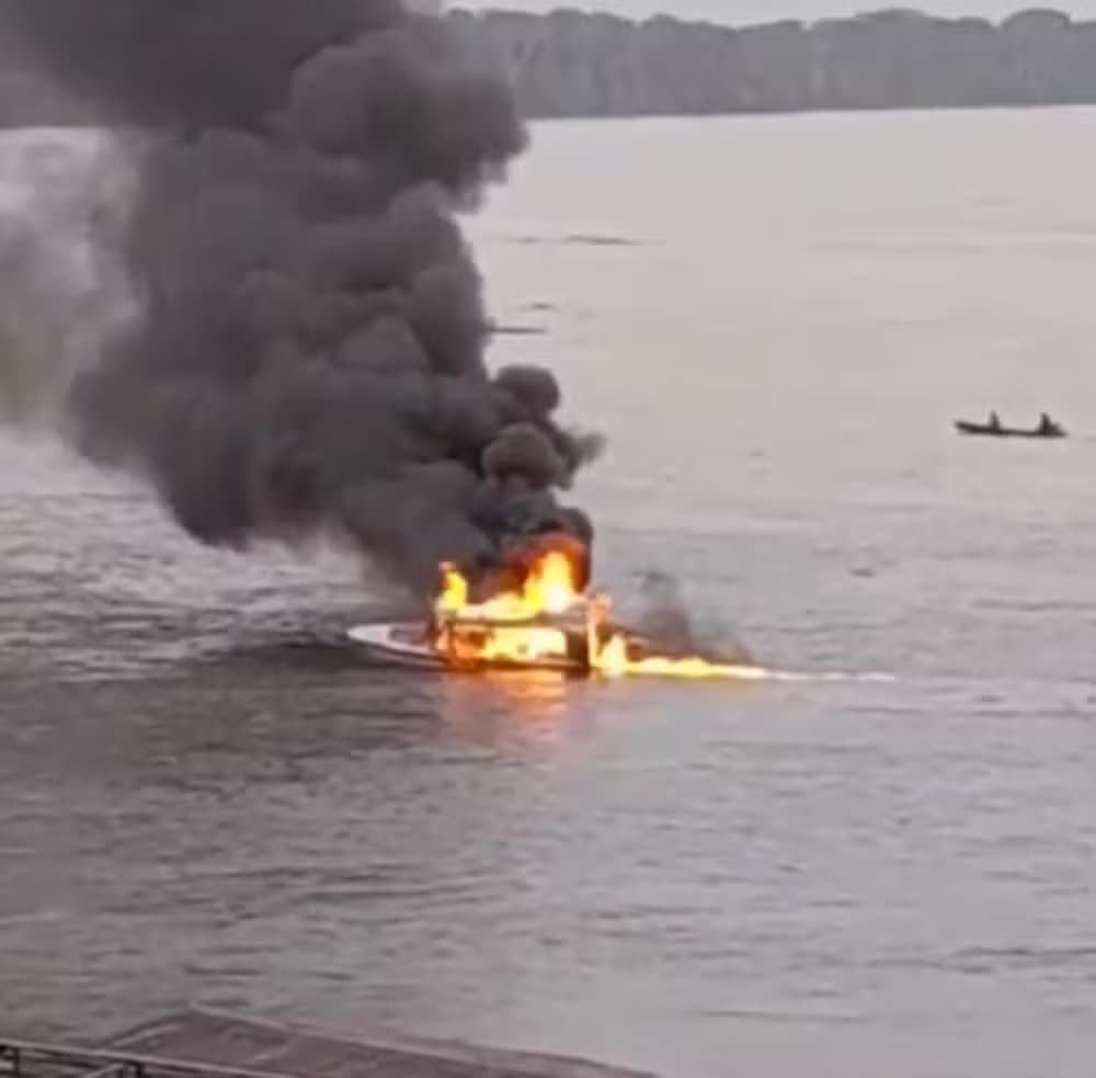 VÍDEO: Incêndio destrói lancha da Funai no meio do rio em Jutaí, no interior do Amazonas
