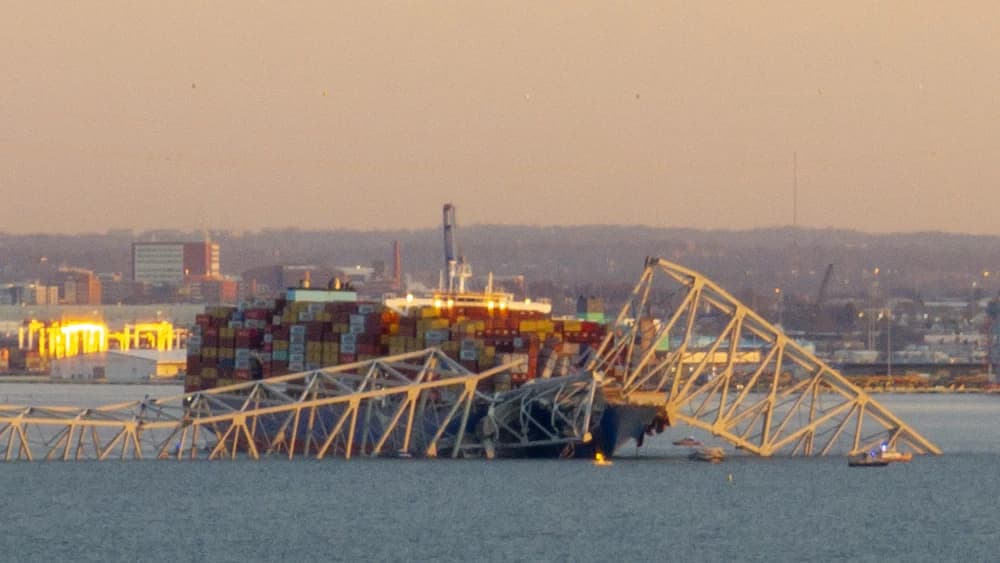 EUA: Tripulação de navio que bateu e causou queda de ponte será investigada pelo FBI