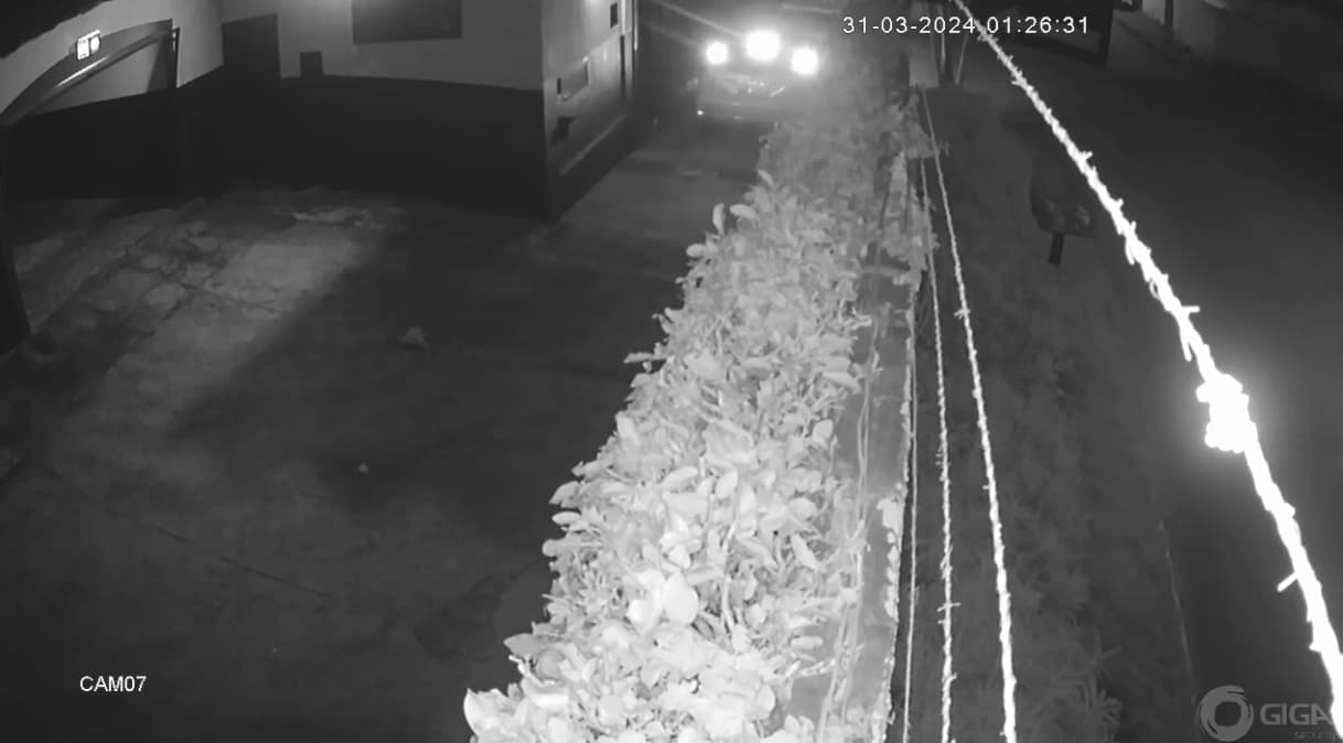 VÍDEO: Para evitar pagar conta de motel, motorista arrebenta portão e foge em Goiás