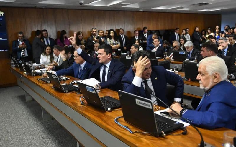 CCJ do Senado aprova PEC que prevê bônus para membros do Judiciário e MP