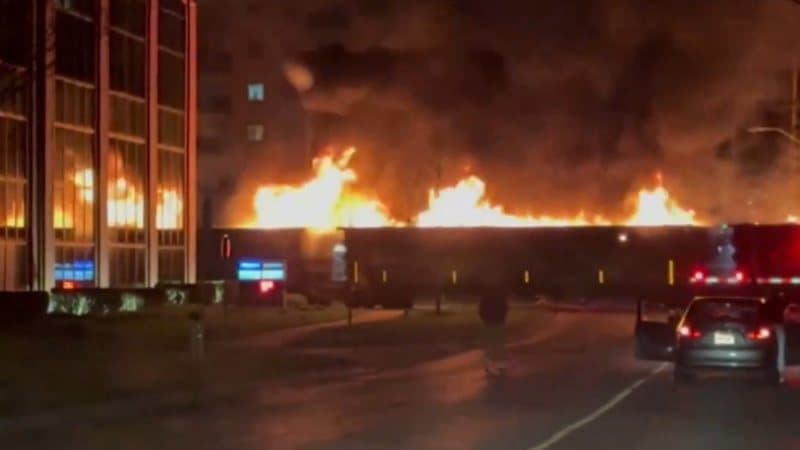 VÍDEO: Trem com vagões em chamas atravessa cidade no Canadá
