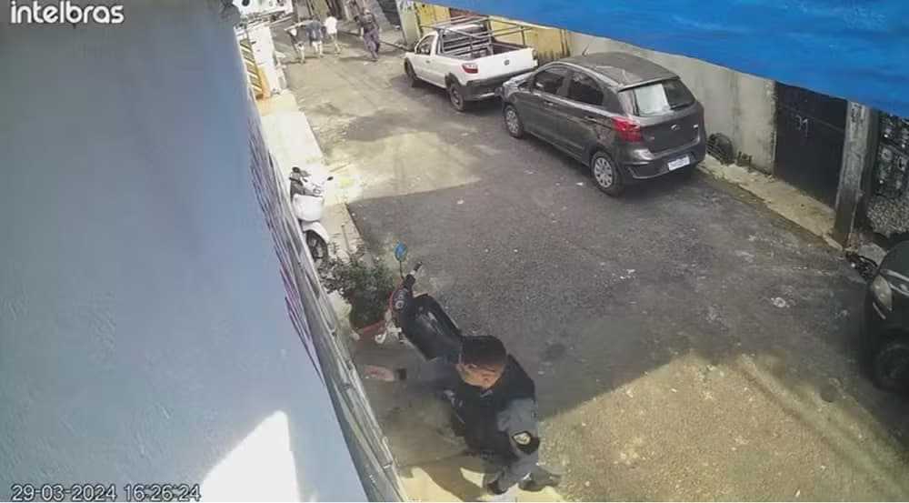 VÍDEO: PM&#8217;s de Manaus são filmados mandando moradores tirarem câmeras de casa na Zona Oeste