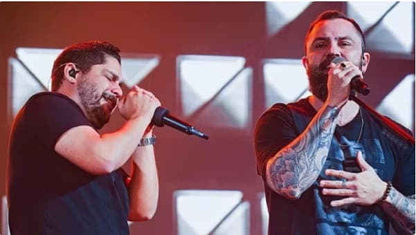 Jorge, da dupla com Mateus, interrompe show após fã jogar celular no palco
