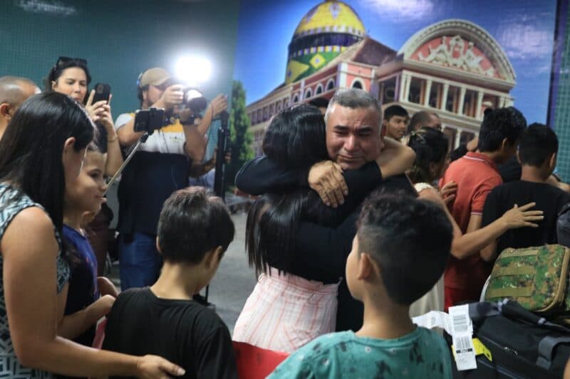 Afetados pelas enchentes no RS, 60 amazonenses retornam a Manaus