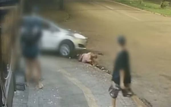 VÍDEO: Homem atropela idosa duas vezes com carro após discussão, em GO