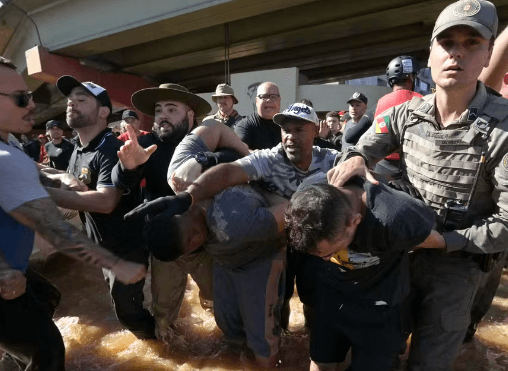 Enchente no RS se agrava com insegurança em meio a saques a lojas e ataques a barcos de resgate