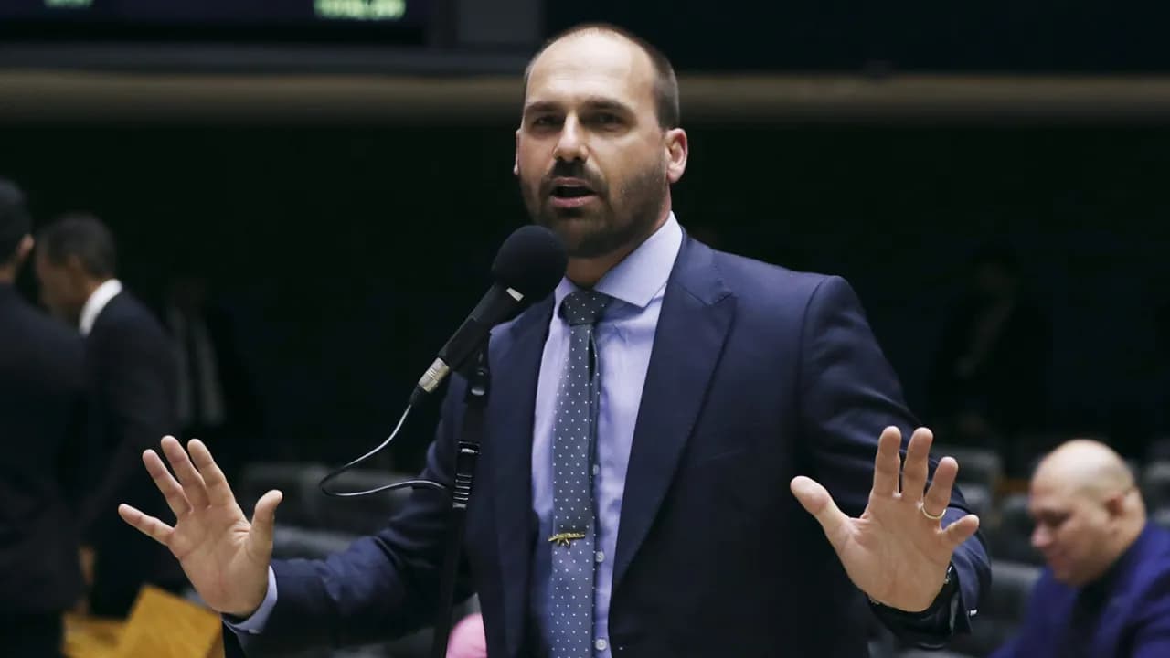 &#8220;O que aconteceria se tivéssemos um desgoverno Lula + pandemia?&#8221;, diz Eduardo Bolsonaro ao criticar gastos do Governo Federal