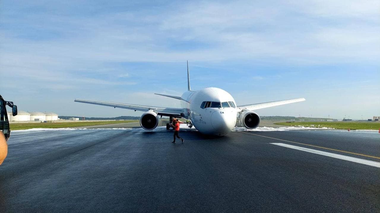 VÍDEO: Falha em trem de pouso faz avião pousar de &#8220;bico&#8221; na pista, em aeroporto na Turquia