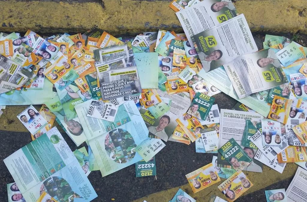 Candidatos que derramarem santinhos nas ruas podem ser cassados, sugere Amom Mandel 