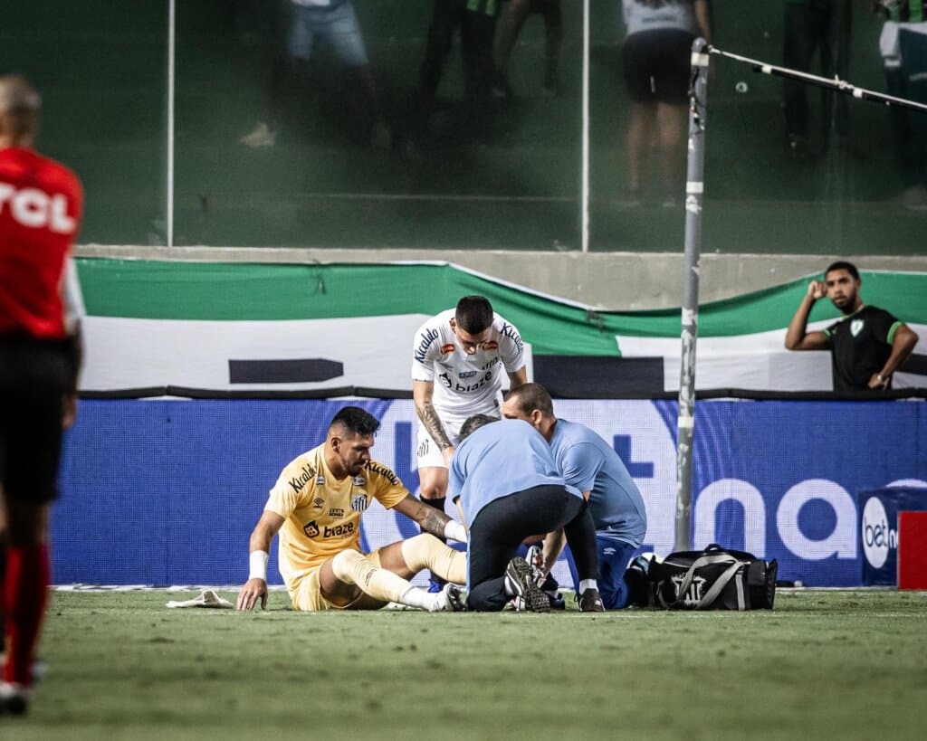 Goleiro do Santos, João Paulo, é confirmado com grave lesão e não deve voltar a jogar em 2024