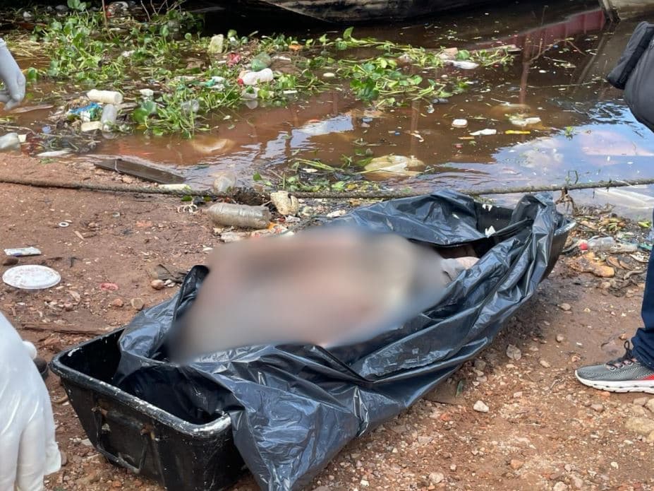 VÍDEO: Corpo em estado de decomposição é encontrado &#8216;boiando&#8217; na Feira da Panair, em Manaus