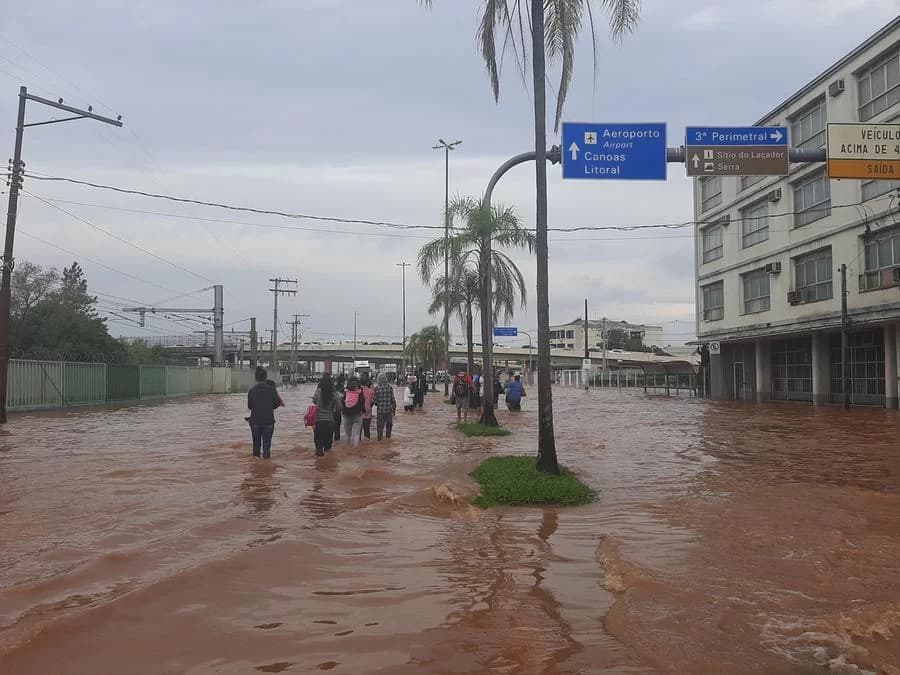 Em Porto Alegre, famílias deixam suas casas e esperam por ajuda em avenida