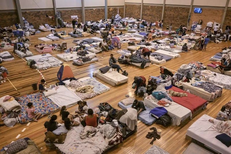 Voluntárias criam abrigo exclusivo para mulheres e crianças vítimas das enchentes