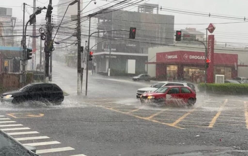 Defesa Civil atende ocorrência de alagamento causado pela chuva nesta segunda (20/05), em Manaus