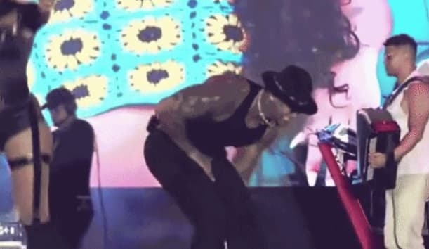 Leo Santana é atingido nas partes íntimas por celular durante show: &#8216;Fiquei de perna bamba&#8217;