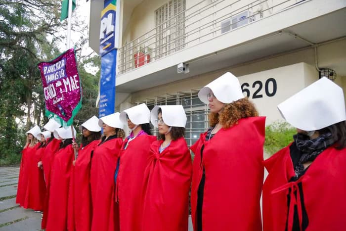 VÍDEO: Parlamentares do PSol protestam em SP contra PL do aborto caracterizadas como na série &#8220;O Conto da Aia&#8221;