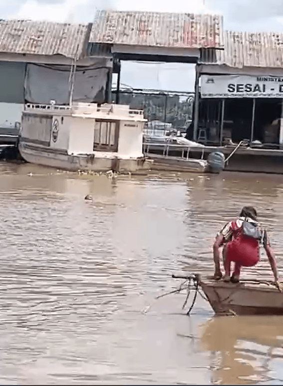 VÍDEO: Jovem morre afogado enquanto pessoas filmam e não prestam socorro no Amazonas
